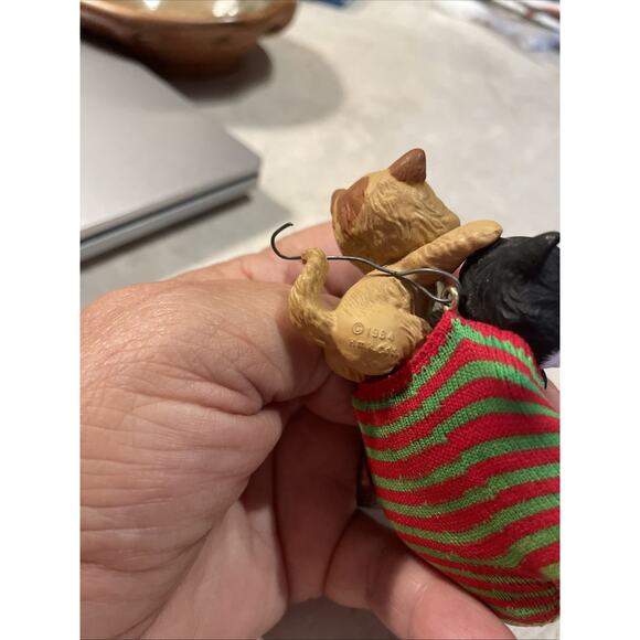 Vintage 1984 Hallmark Three Cats Kittens in a Mitten Christmas Ornament - Picture 5 of 5